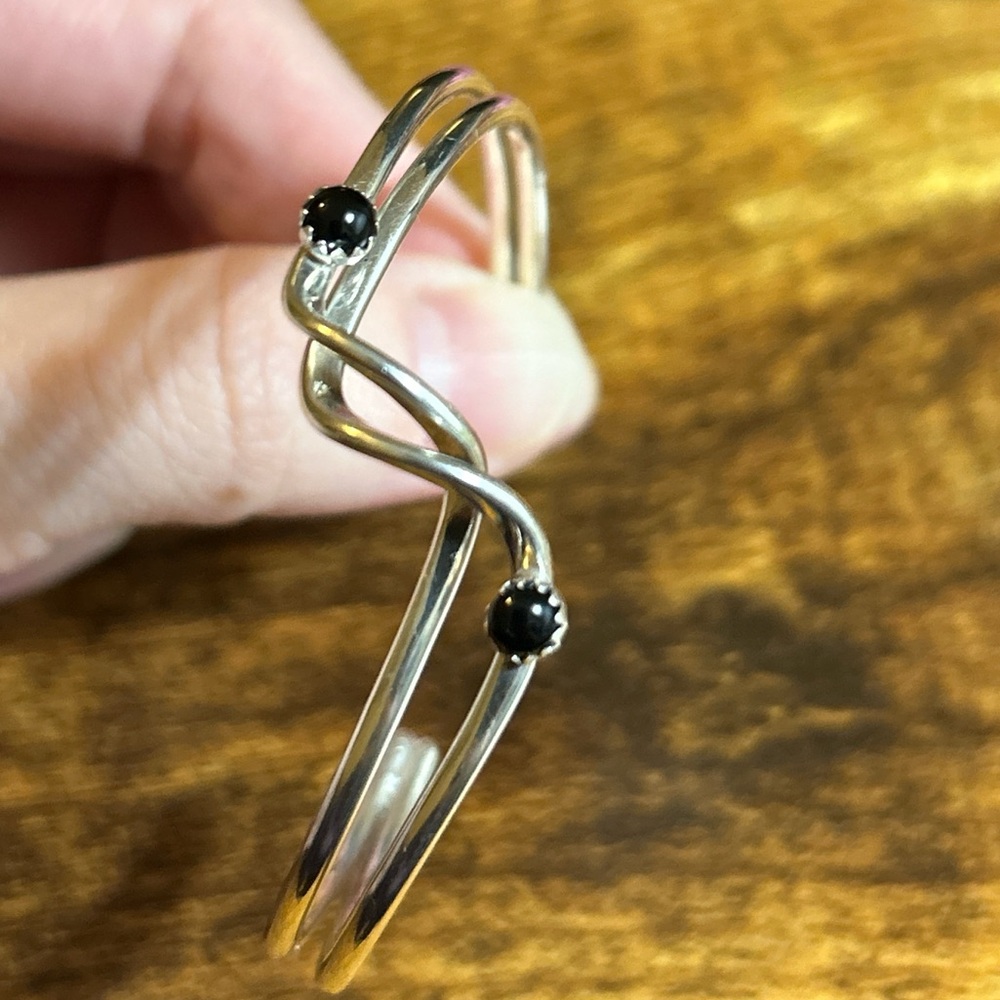 vintage G skeets 925 sterling silver wavy cuff bracelet with black onyx stones